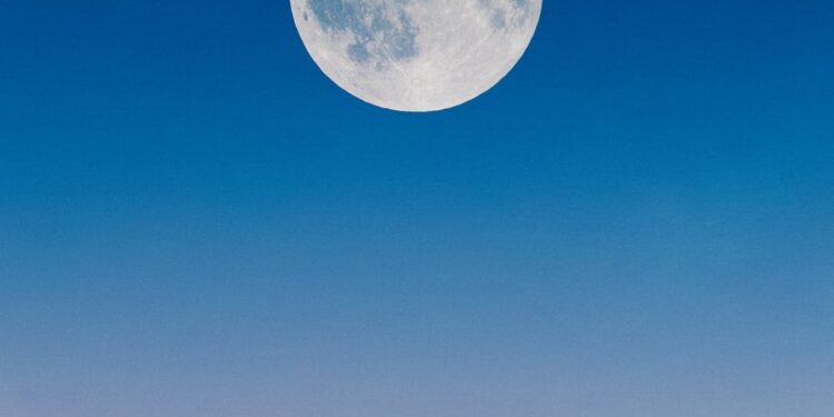 When the moon is directly overhead 1 When the moon is directly overhead