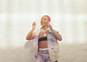 How to Re-Style Old Clothes for a Fresh Look