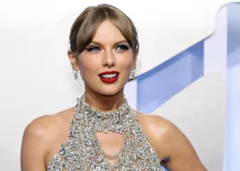 Taylor Swift Drops Surprise Album, Fans Go Crazy