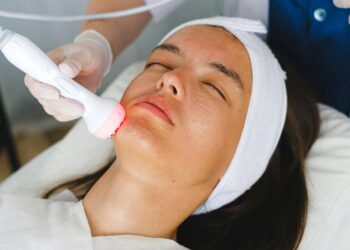 LED Light Therapy: How It Works, Colors, Benefits & Risks 4 LED Light Therapy: How It Works, Colors, Benefits & Risks
